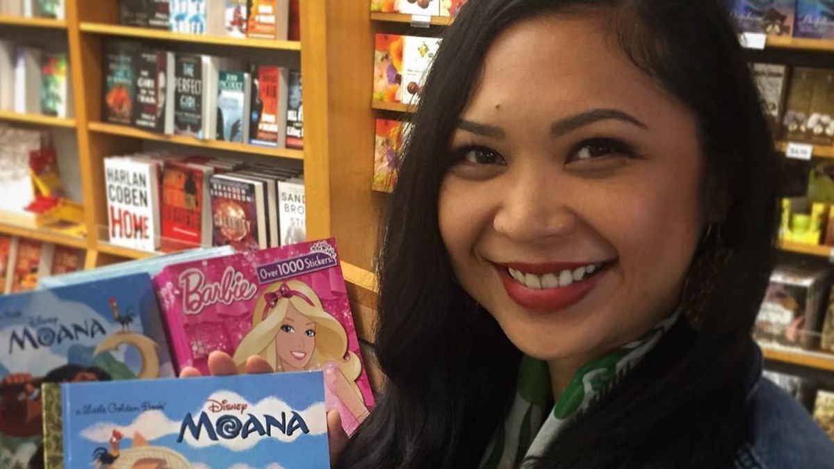 Griselda dengan sumringah menunjukkan cover Moana, yang mana ia terlibat dalam proses pembuatannya.